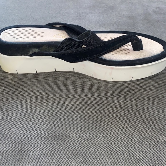 Black platform sandals. Like new! Size 9 - Picture 6 of 9